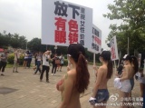 Des tudiantes chinoises fministes protestent seins nus