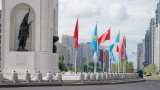 Photos : Les drapeaux nationaux chinois et kazakh hiss�s � Astana