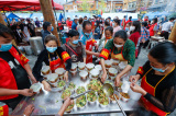 Photos Chine : distribution de nourriture aprs le sisme au Sichuan