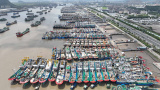 Photos Chine : des bateaux de pche au port  l'approche du typhon Khanun