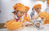 Photos Chine : des �l�ves apprennent � faire des nouilles en classe