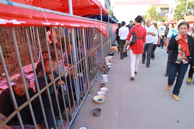 Chine / Scandale : des mendiants enferms dans des cages en plein air