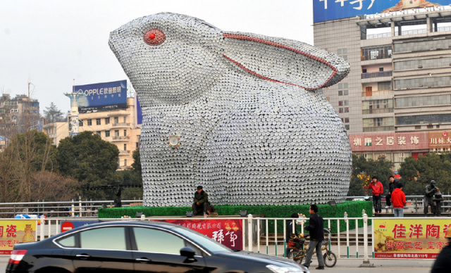 Un lapin en porcelaine de 8,20 mtres de haut pour le Nouvel An Chinois