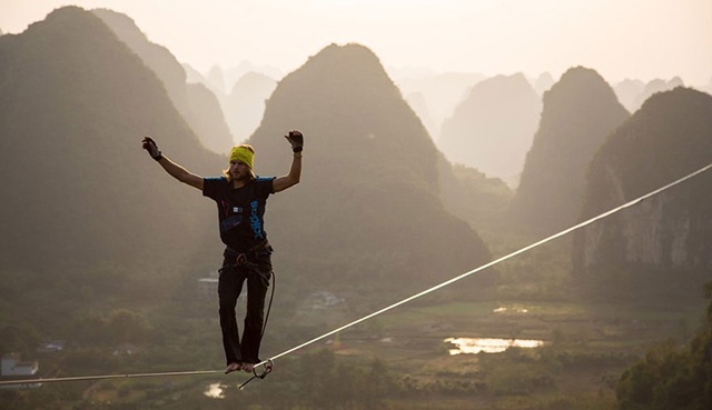 Il marche sur une corde de 375m de long entre 2 montagnes  Guilin (Chine)