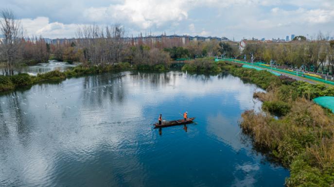 Des membres du personnel d'hygine nettoyant des dchets sur le lac Dianchi  Kunming