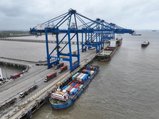 Photo arienne prise par un drone montrant des navires de fret amarrs dans la zone portuaire Tonghai