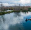 Des membres du personnel d'hygine nettoyant des dchets sur le lac Dianchi  Kunming